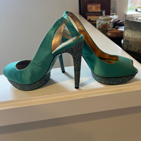 BCBG Max Azria Peep Toe Heels SZ9 - Picture 3 of 4